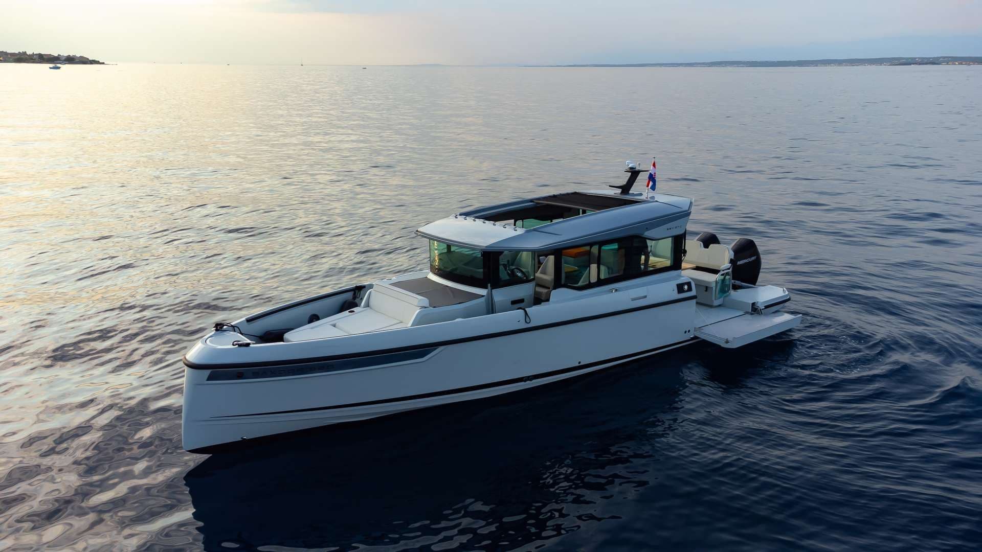 Saxdor 320 GTC pogled s boka — Zadar