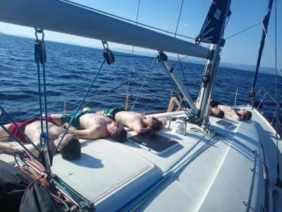 Zabava na palubi jedrilice pod zvijezdama u Splitu
