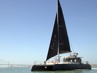 Catamarán Pura Vida, cubierta y vista exterior