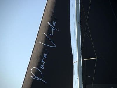 Catamarán Pura Vida en la bahía de Cádiz