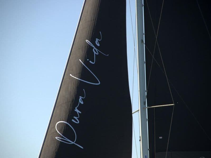 Catamarán Pura Vida en la bahía de Cádiz