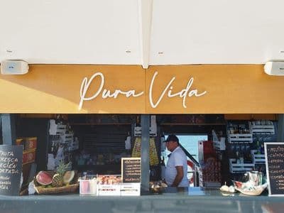 Bar a bordo del catamarán Pura Vida