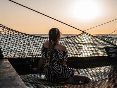 Pasajeros disfrutando del atardecer en Cádiz