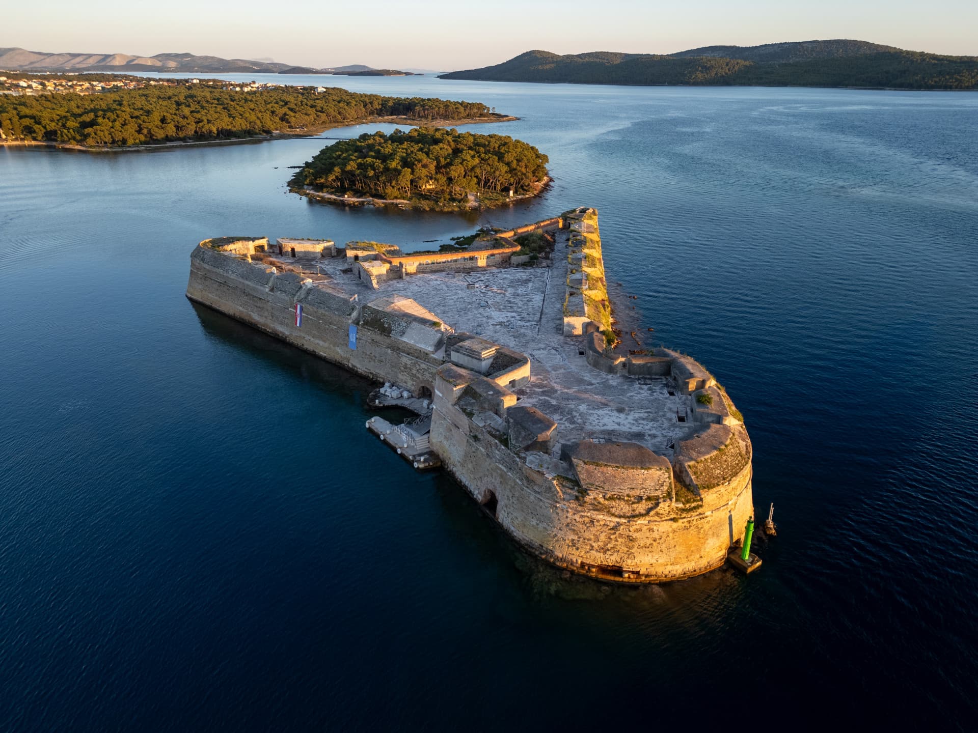 Forteresse Saint-Nicolas Šibenik à l'entrée du canal