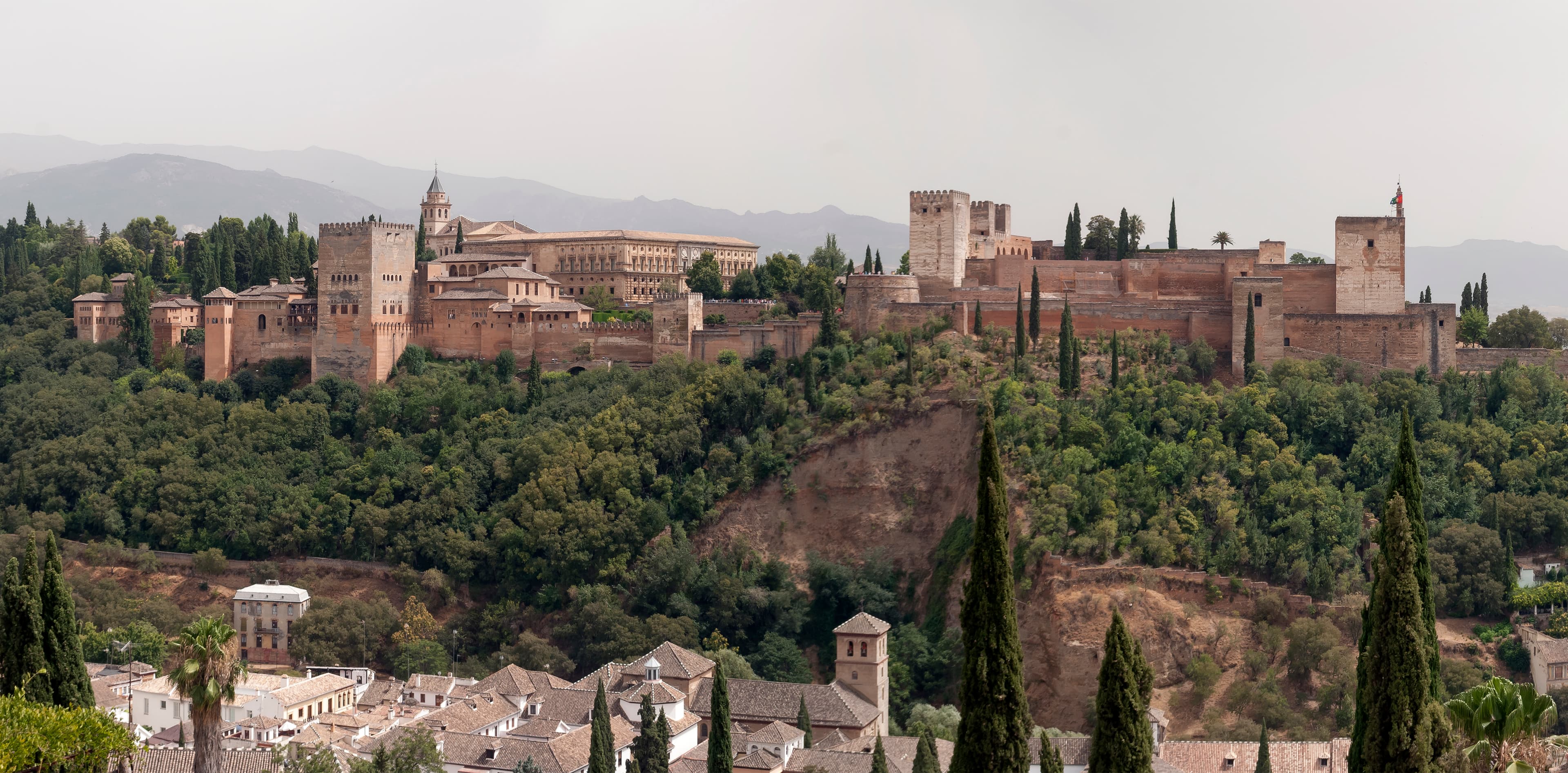 Alhambra i grad Granada s planinama Sierra Nevada u pozadini