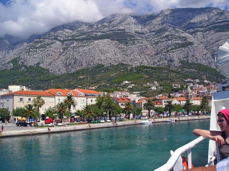 Luka u Makarskoj ispod planine Biokovo