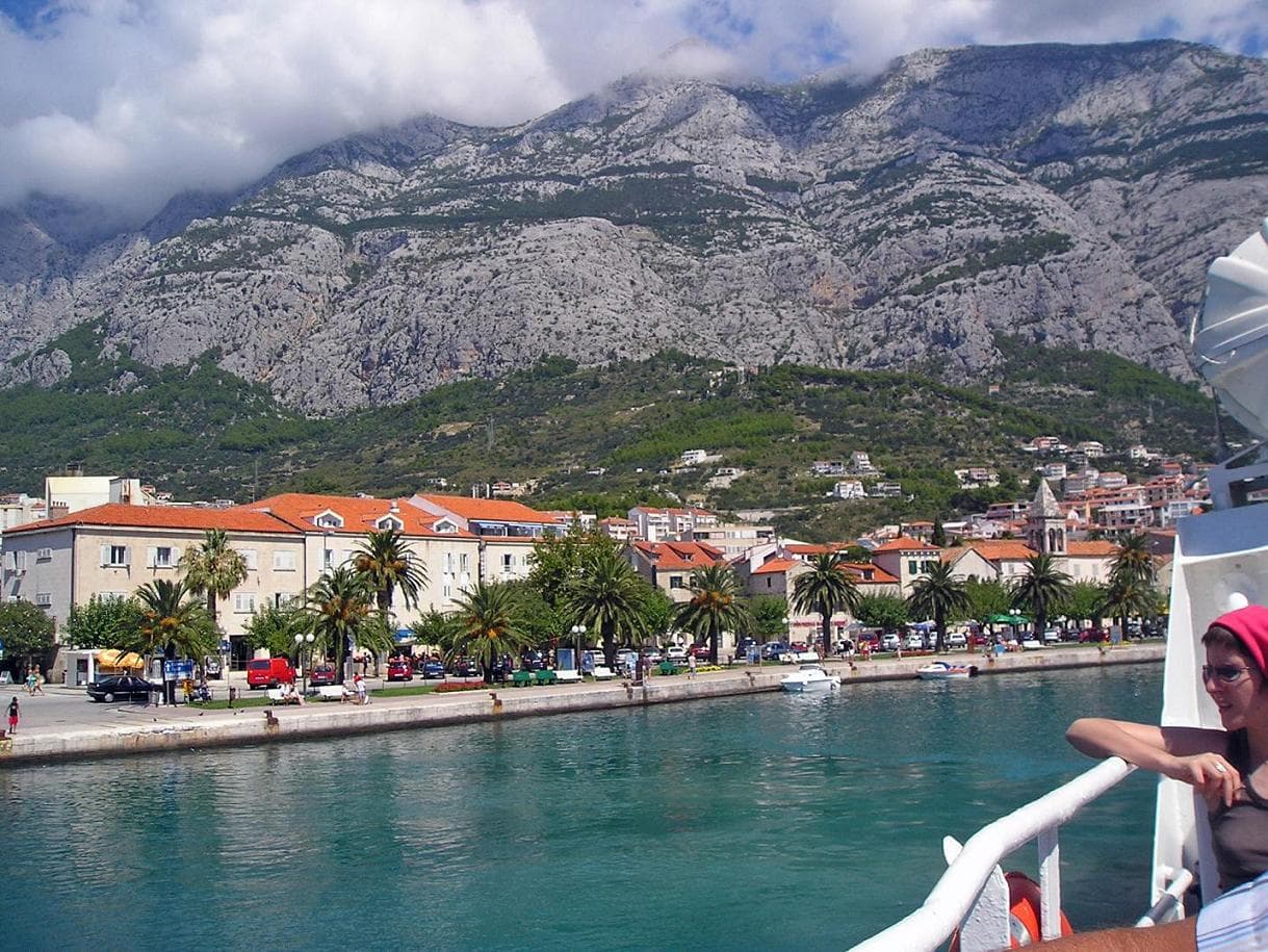 Luka u Makarskoj ispod planine Biokovo