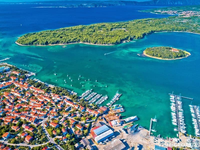 Skrivena uvala s tirkiznim morem na otoku Krku