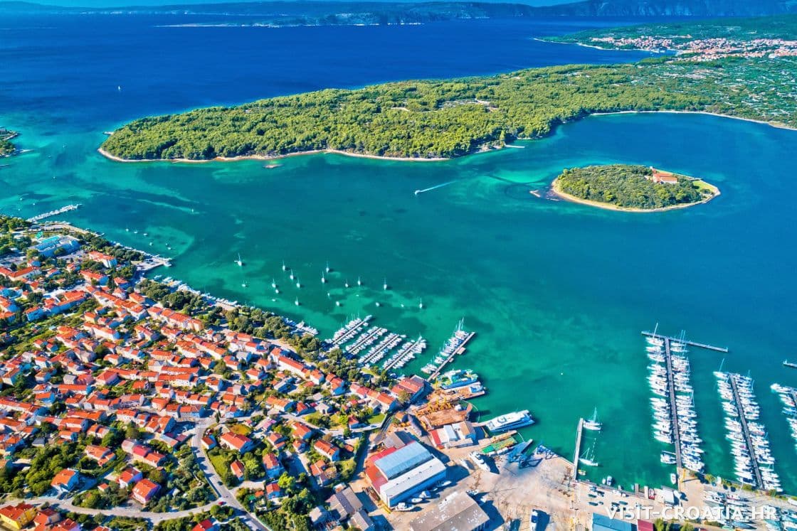 Skrivena uvala s tirkiznim morem na otoku Krku