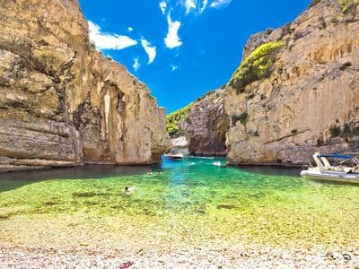 Plaža Stiniva na otoku Vis — najljepša plaža Europe