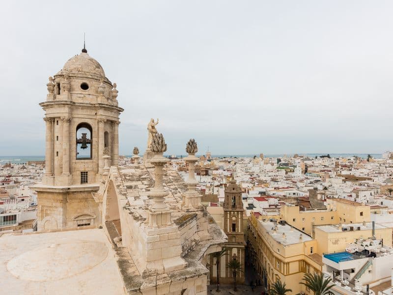 Pogled na Cádiz na poluotoku okruženom Atlantikom