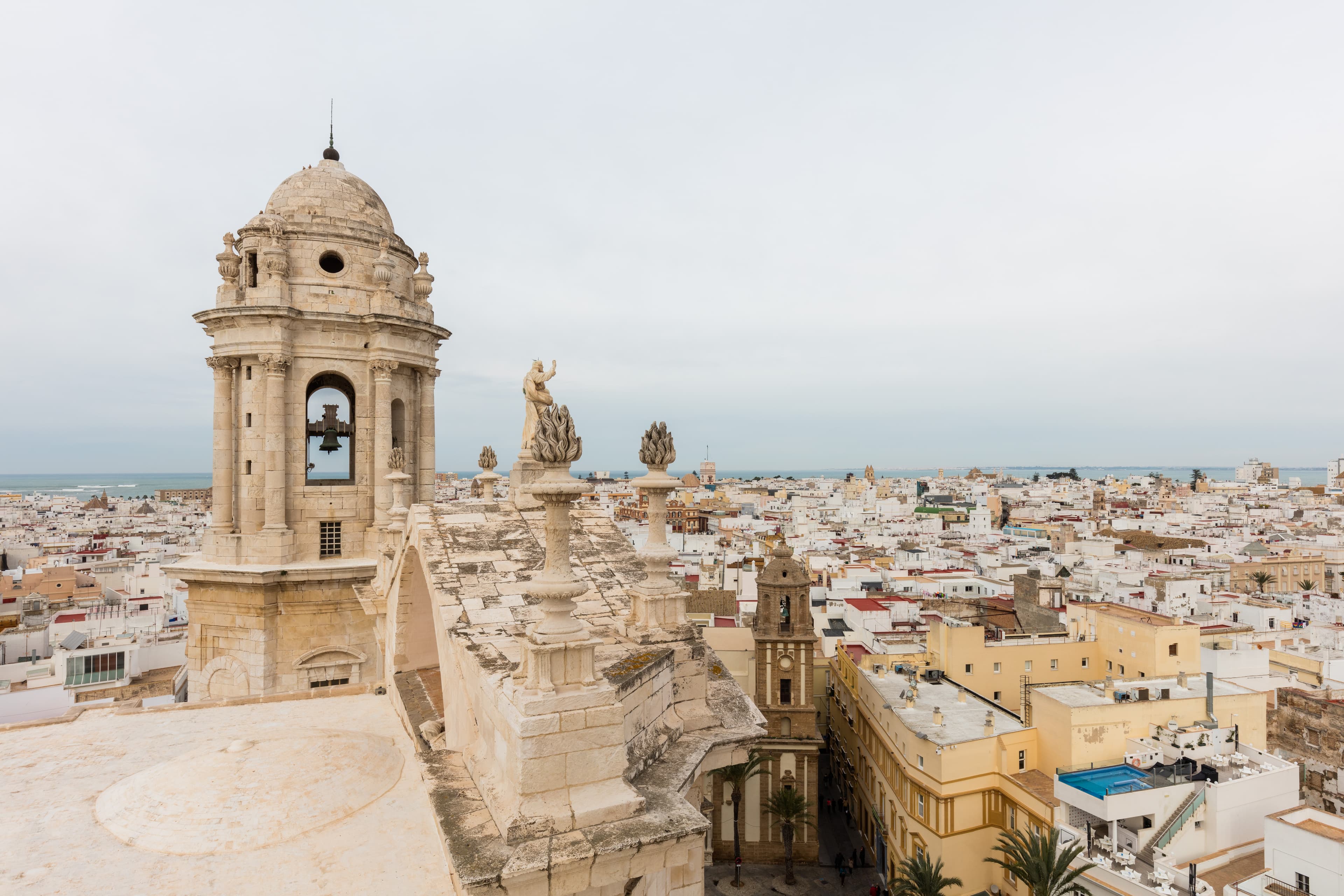 Pogled na Cádiz na poluotoku okruženom Atlantikom