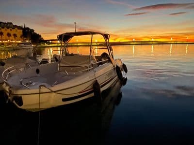 Beneteau Flyer 7.7 SPACEdeck u Makarskoj - pogled s mora