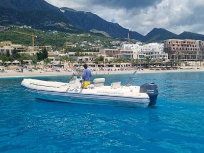 Joker Boat Clubman 26 RIB, bočni pogled uz plažu