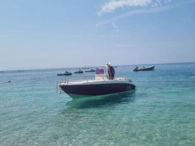 Sportski gliser Boat Rides Dhermi, pogled s pramca na moru