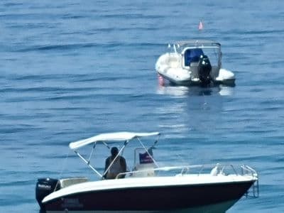 Sportski gliser Boat Rides Dhermi u prvom planu, RIB u pozadini