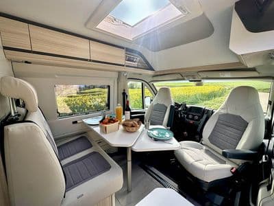Adria Twin, blagovaonica