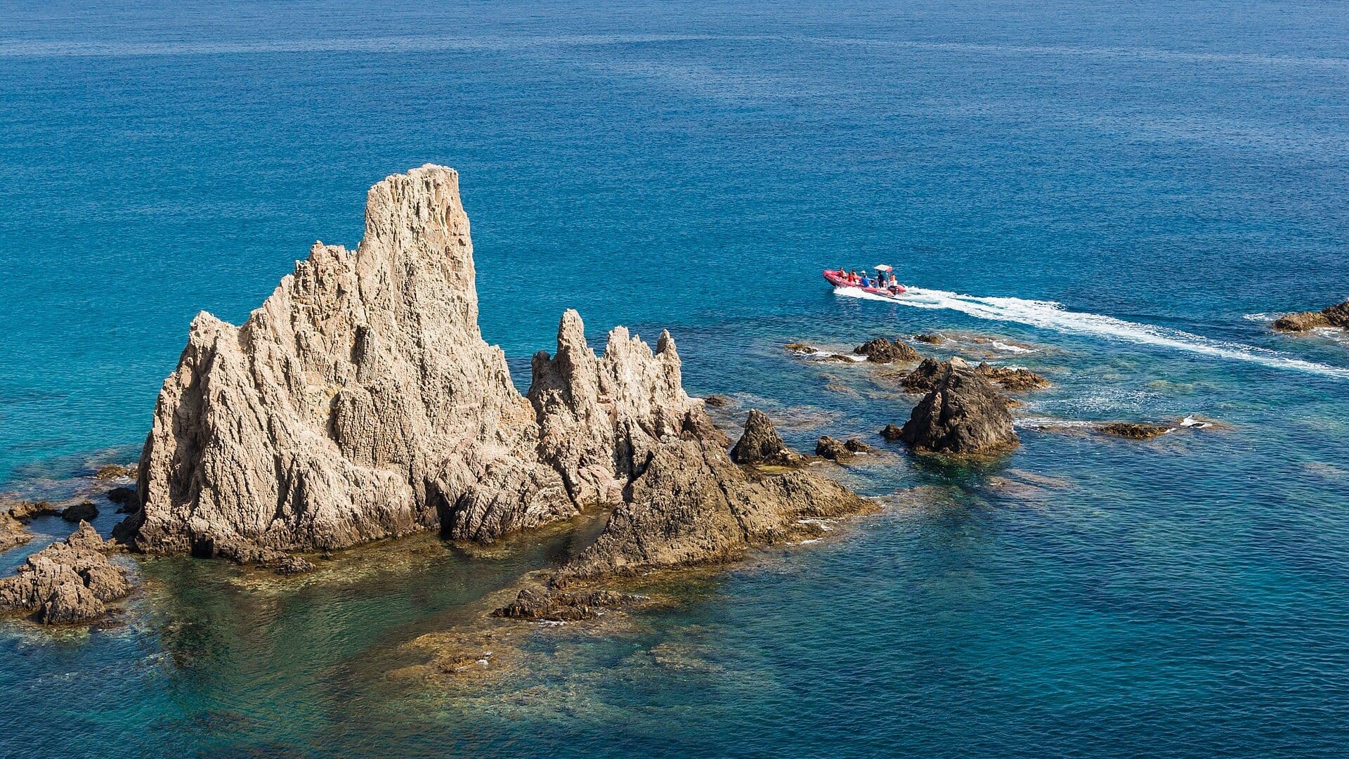 Gumenjak među stijenama na obali parka prirode Cabo de Gata kod Almeríje