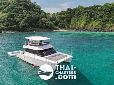 Lunik Floeth 48 catamaran at sea