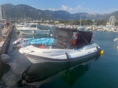 Bočni pogled na RIB Malvasia II u marini s vidljivim vrtuljkom u pozadini