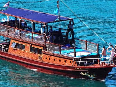 Blue Dragon classic Thai yacht cruising near Koh Samui