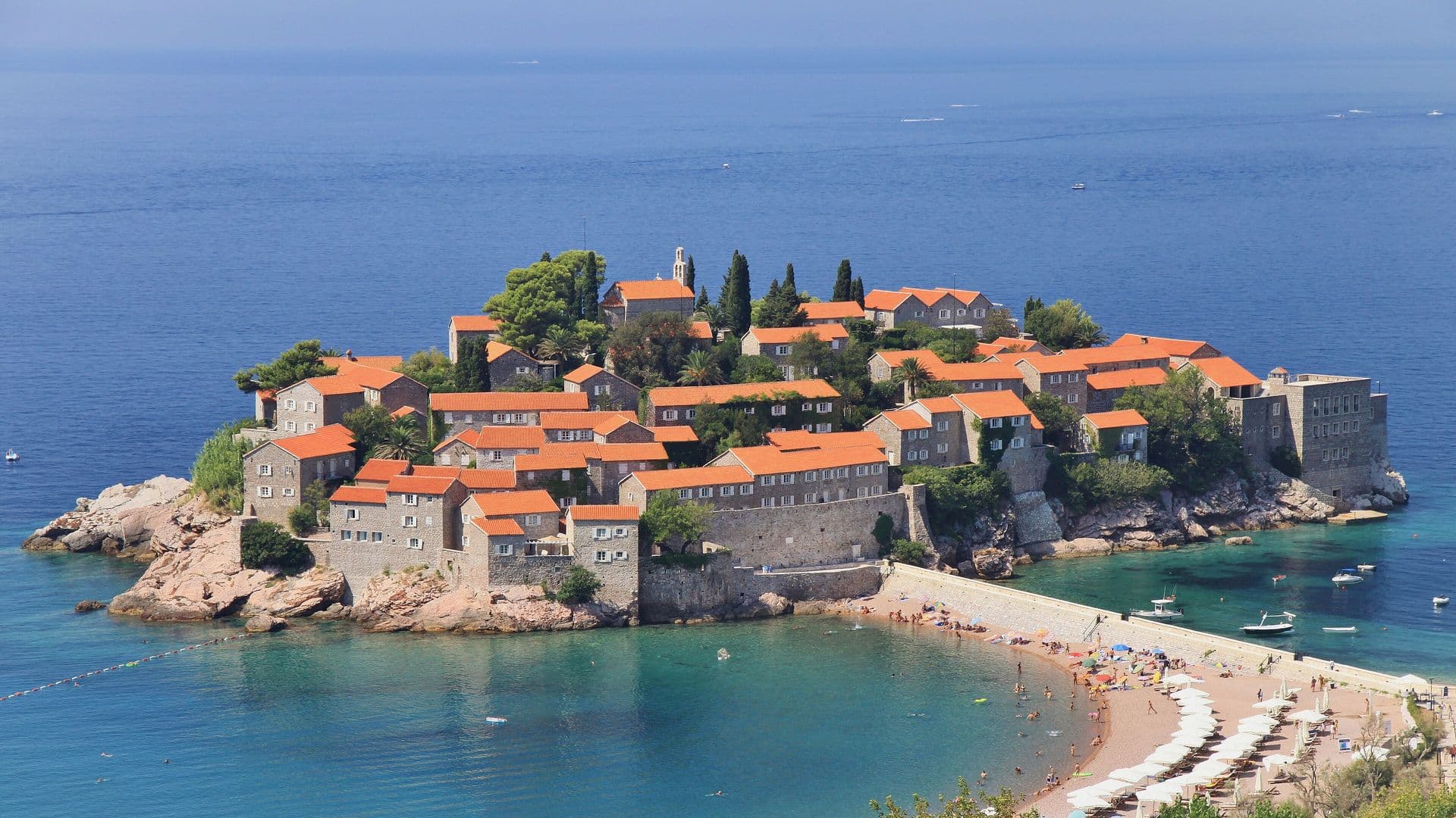Otočić Sveti Stefan kraj Budve s plažama i tirkiznim morem