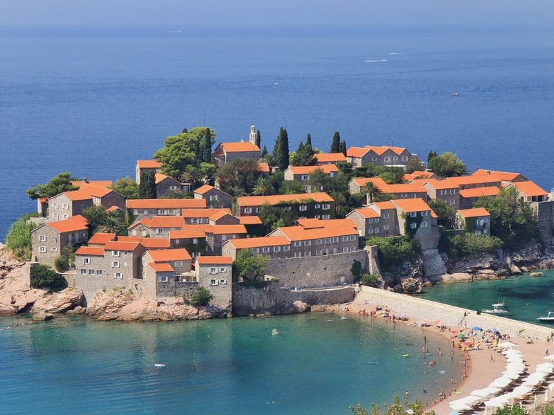 Otočić Sveti Stefan kraj Budve s plažama i tirkiznim morem