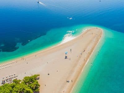 Plaža Zlatni rat na otoku Braču — charter Hvar