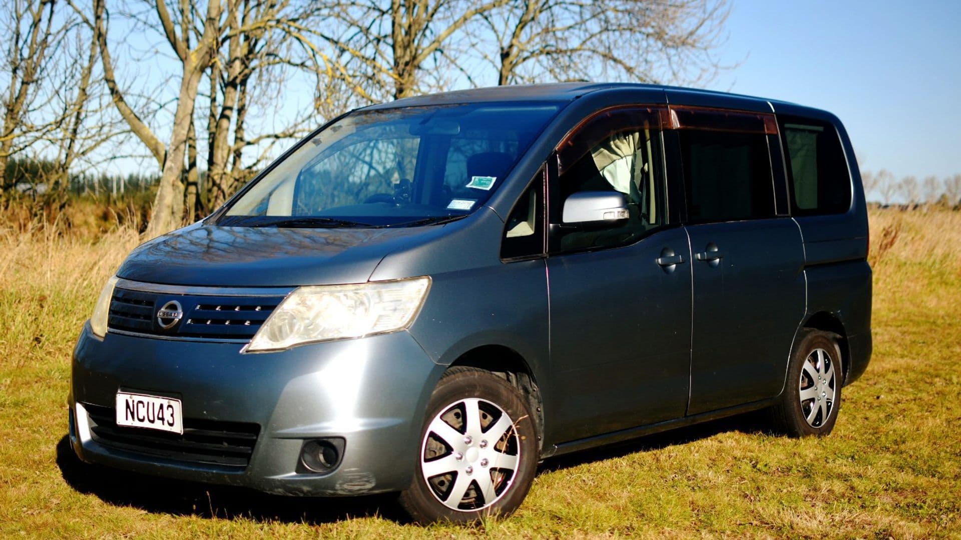 Nissan Serena sleepervan Bluey, front three-quarter view