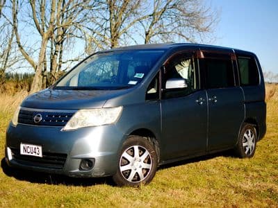 Nissan Serena sleepervan Bluey, front three-quarter view
