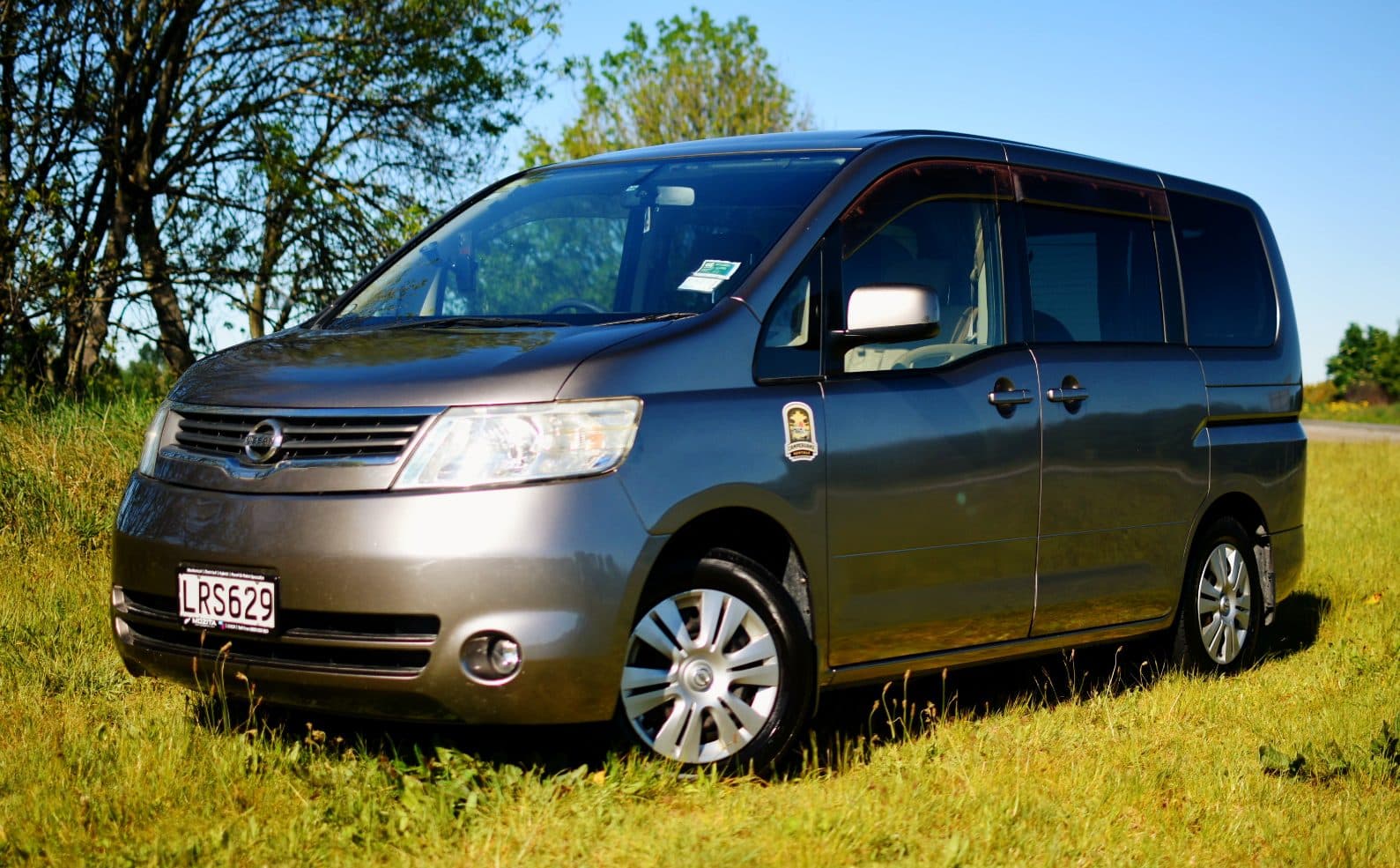 Nissan Serena sleepervan Serenity, front three-quarter view