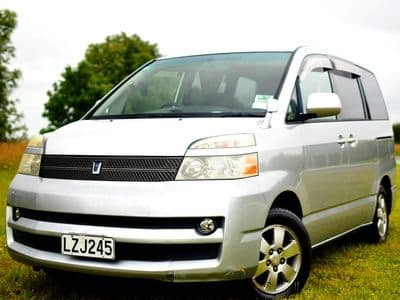 Toyota Voxy sleepervan Princess Voxy, front three-quarter view
