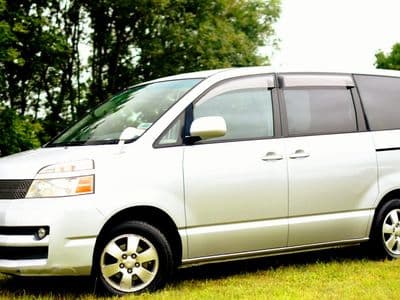 Side view of Toyota Voxy sleepervan Princess Voxy