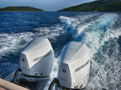Detalj motora 2x300 HP na brodu Saxdor