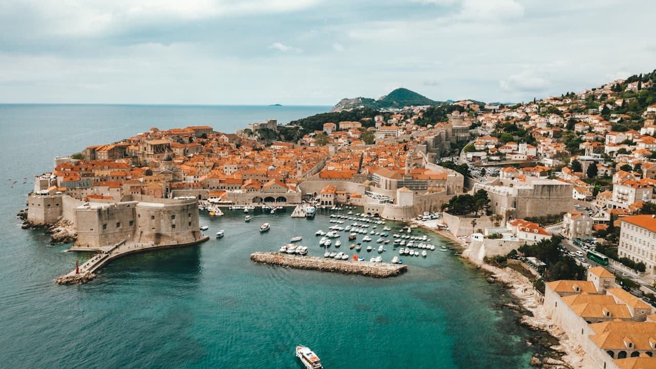 Dubrovnik — pogled na stari grad i Jadransko more idealno za nautičare