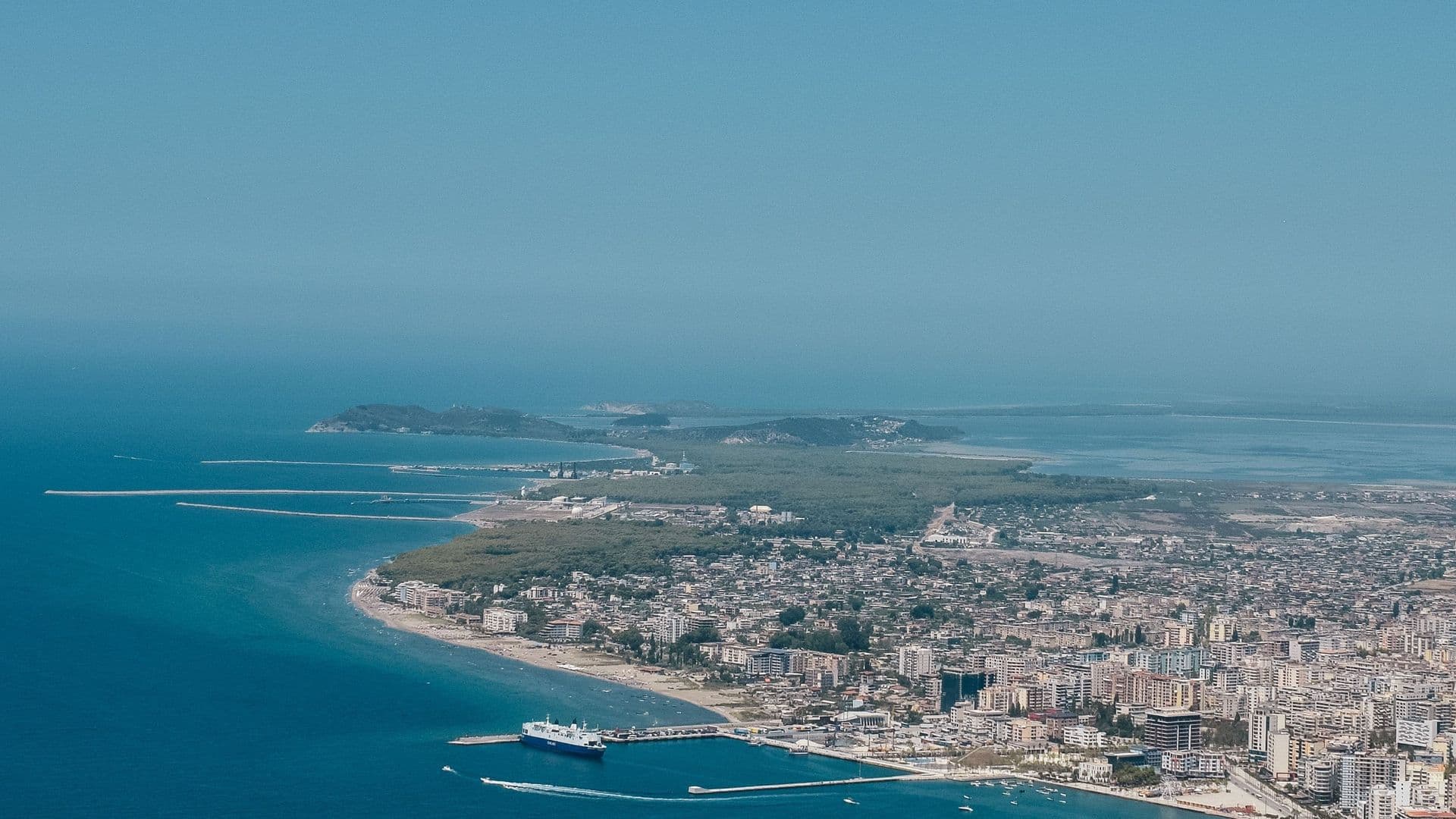 Panoramski pogled na zaljev i luku Drača (Durrës), Albanija