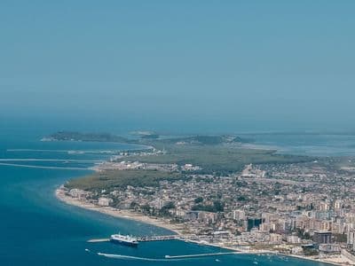 Panoramski pogled na zaljev i luku Drača (Durrës), Albanija