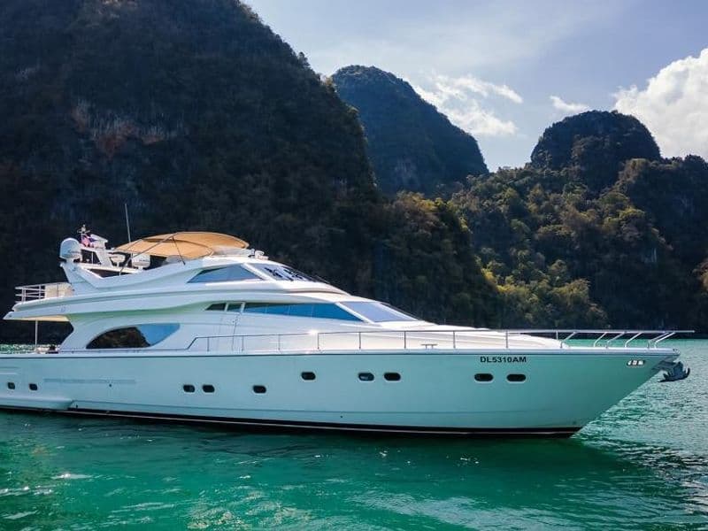 80ft Ferretti – charter Phuket