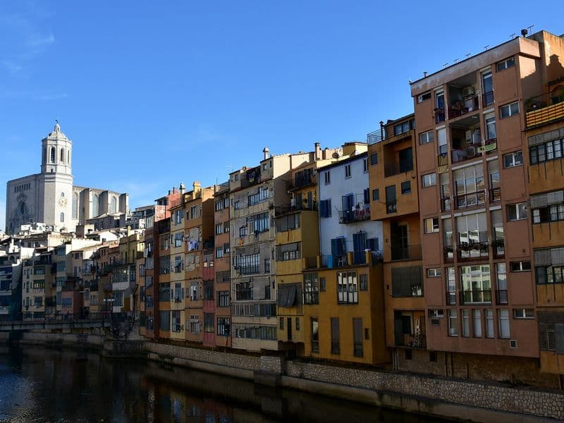 Šarene kuće uz rijeku Onyar u Gironi, iznad njih katedrala