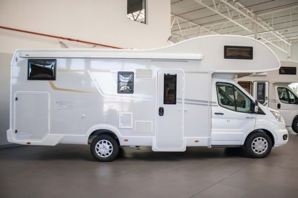 CI Horon 84M autocaravana capuchina, vista lateral