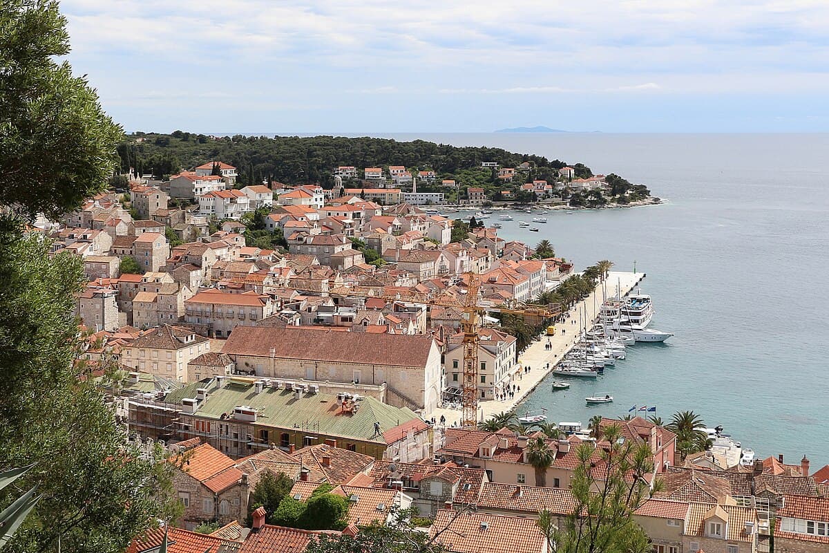 Hvar — pogled na otok i more s tvrđave