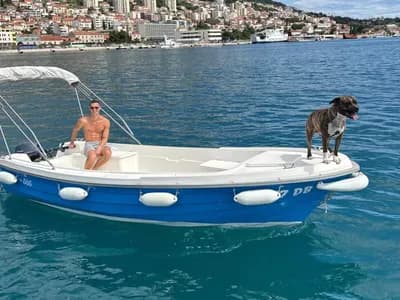 Pasara na sidru u uvali kod Dubrovnika