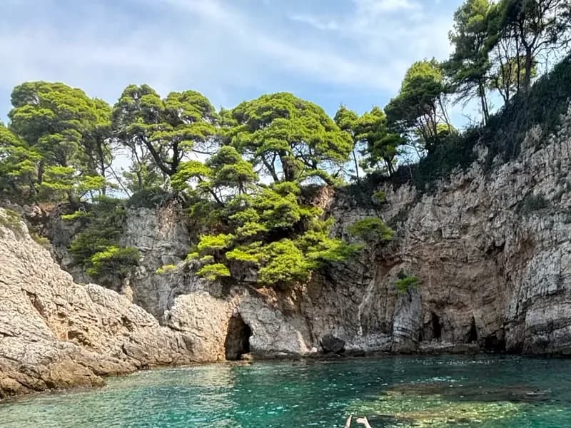 Brod ispred ulaza u špilju na otoku Koločepu