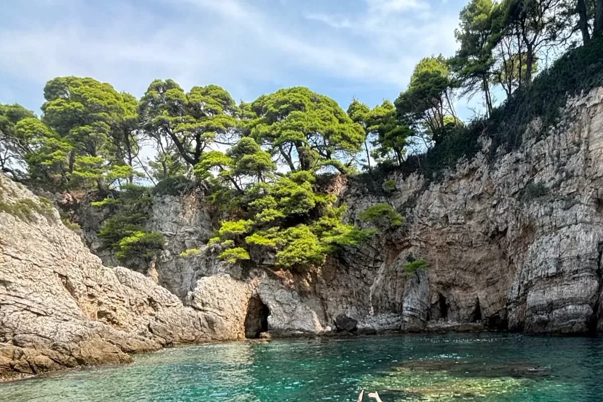 Brod ispred ulaza u špilju na otoku Koločepu