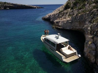 Axiom C35 pogled s boka — charter Hvar