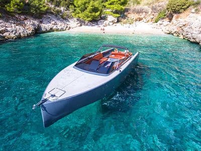 Axiom C45 luksuzni motorni brod — iznajmljivanje Hvar