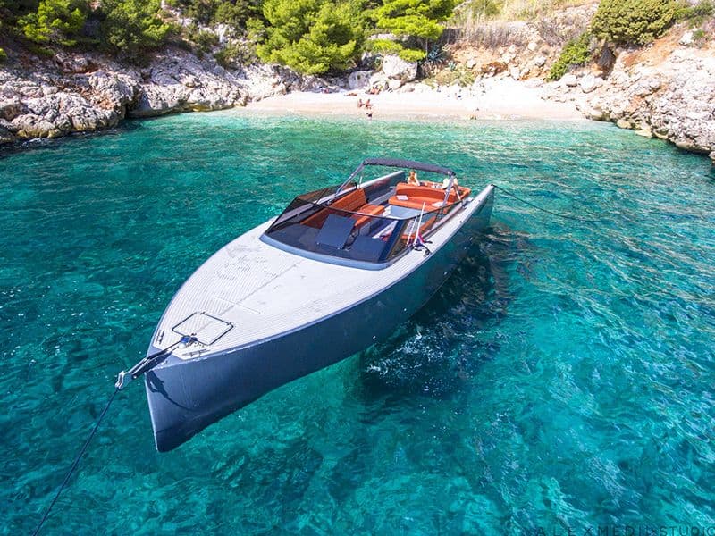 Axiom C45 luksuzni motorni brod — iznajmljivanje Hvar