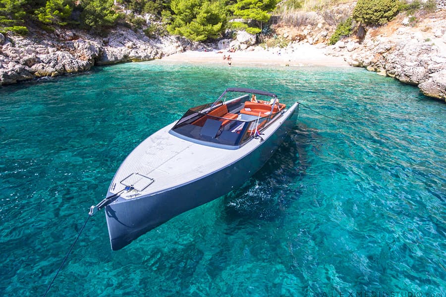 Axiom C45 luksuzni motorni brod — iznajmljivanje Hvar