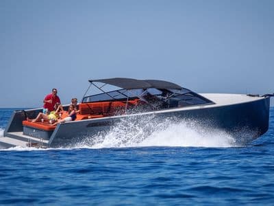 Axiom C45 pogled s boka — charter Hvar