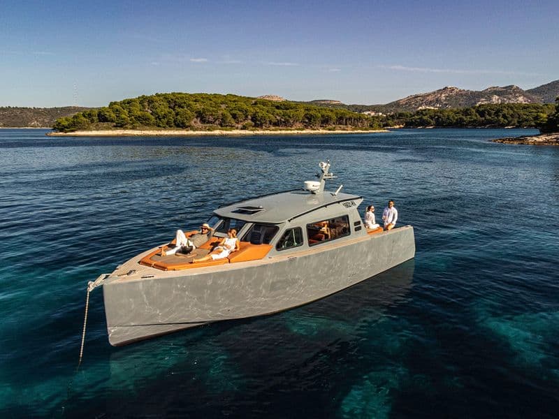 Axiom C45 Cabin luksuzni motorni brod s kabinom — charter Hvar